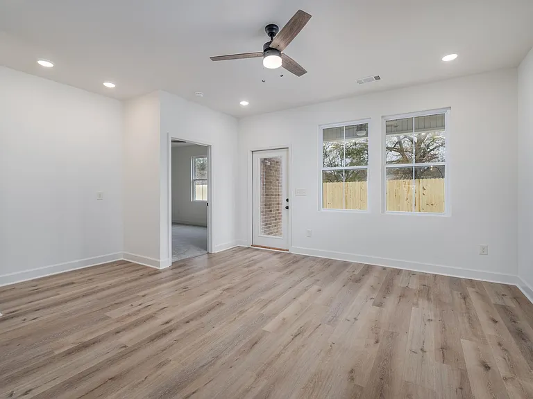 801 Stonebrook Ln — Photo 6