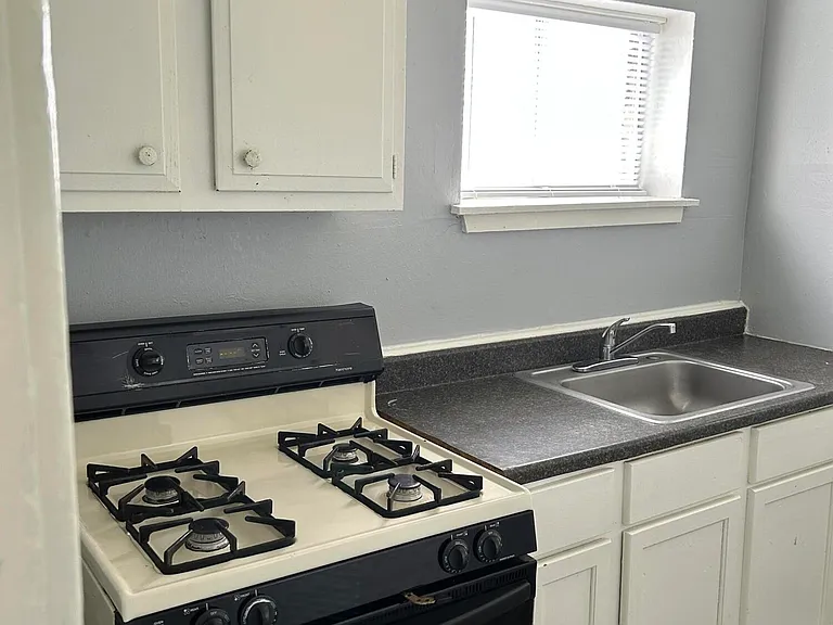 956 S Floyd St #4 — Photo 3