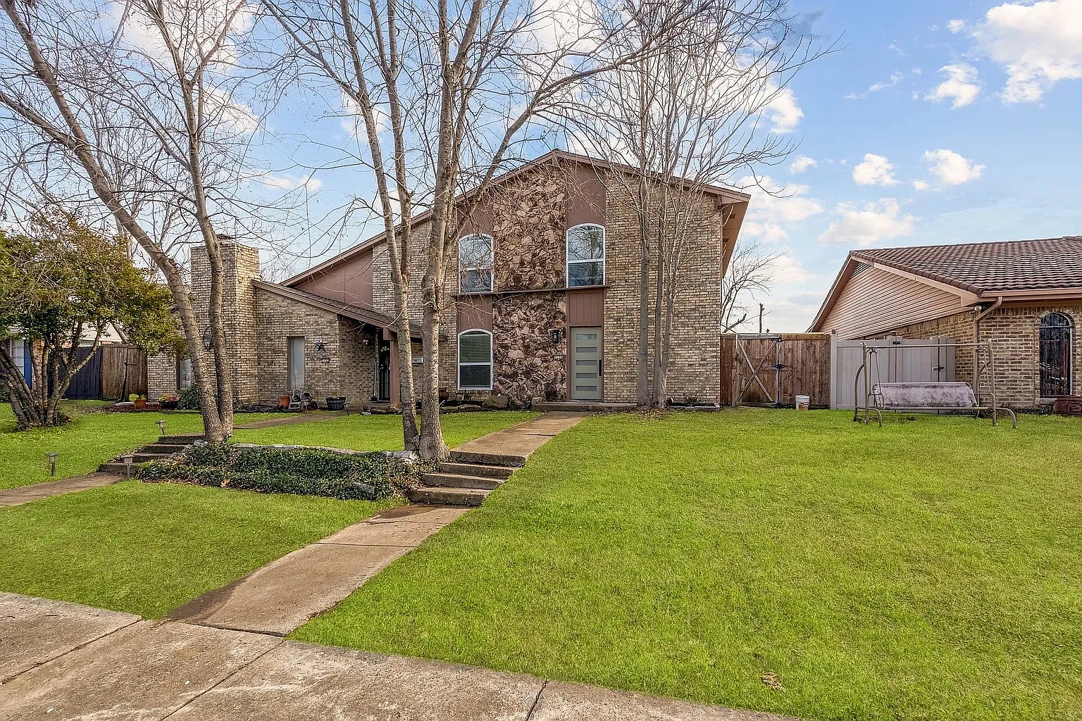 4 bed, 1740 sqft, $2,600 — Photo 2