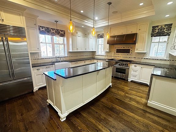 5th image of 154 Main St