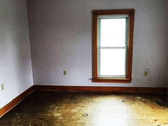 4th image of 742 N Market St