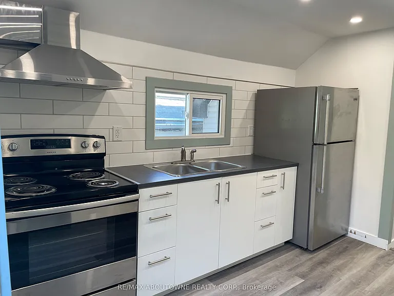 759 Barton St E — Photo 20