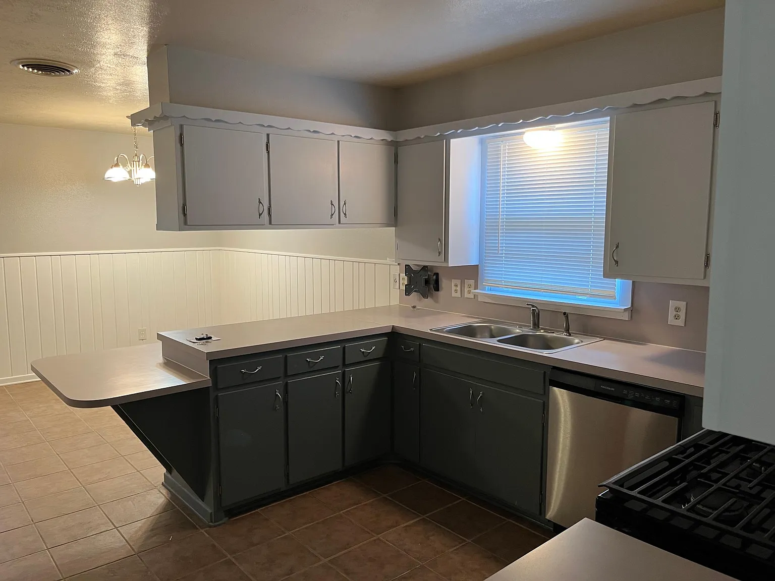 4 bed, 1918 sqft, $2,200 — Photo 3