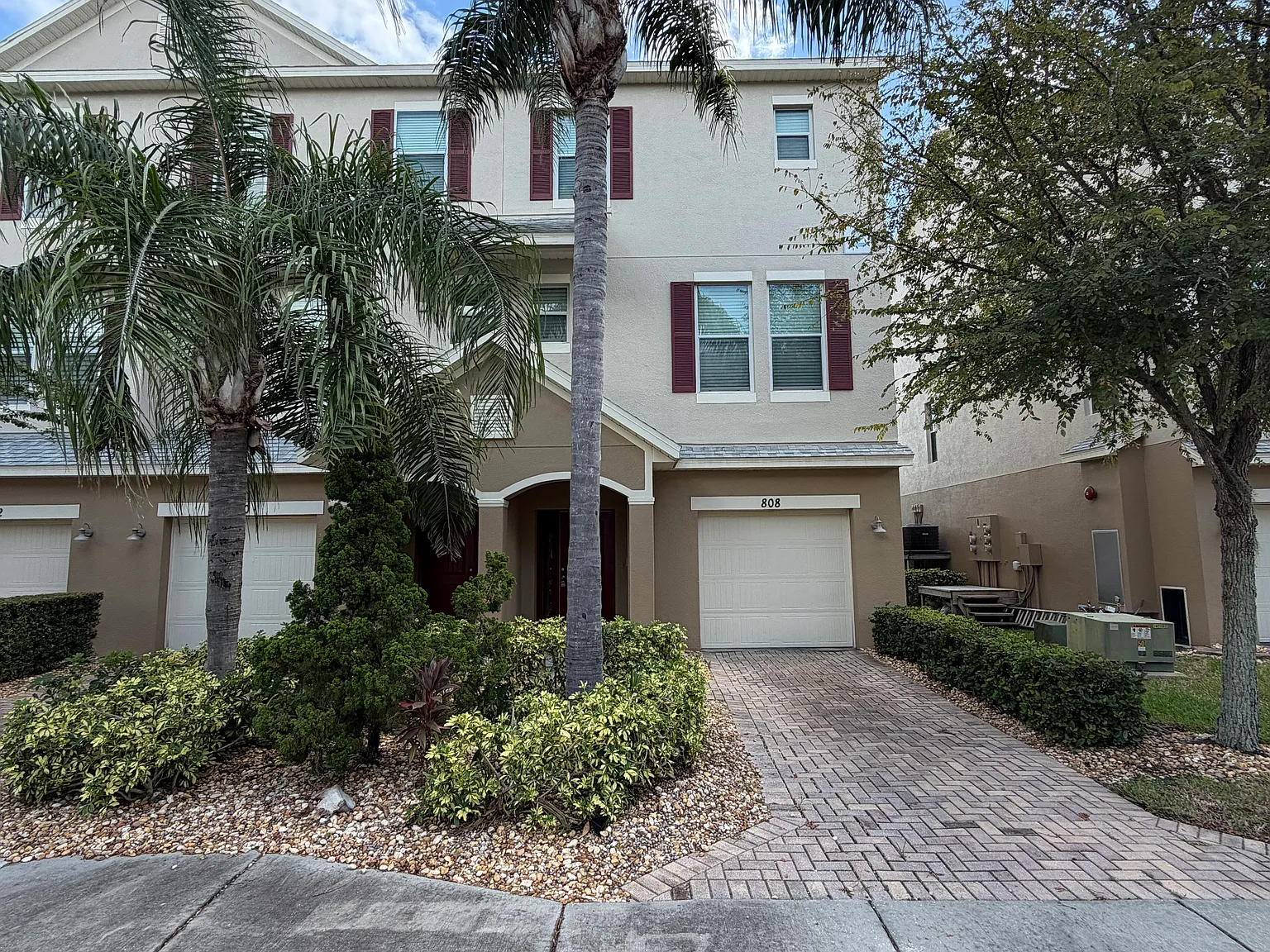3 bed, 2.5 bath, 1828 sqft, $2,300 — Photo 1
