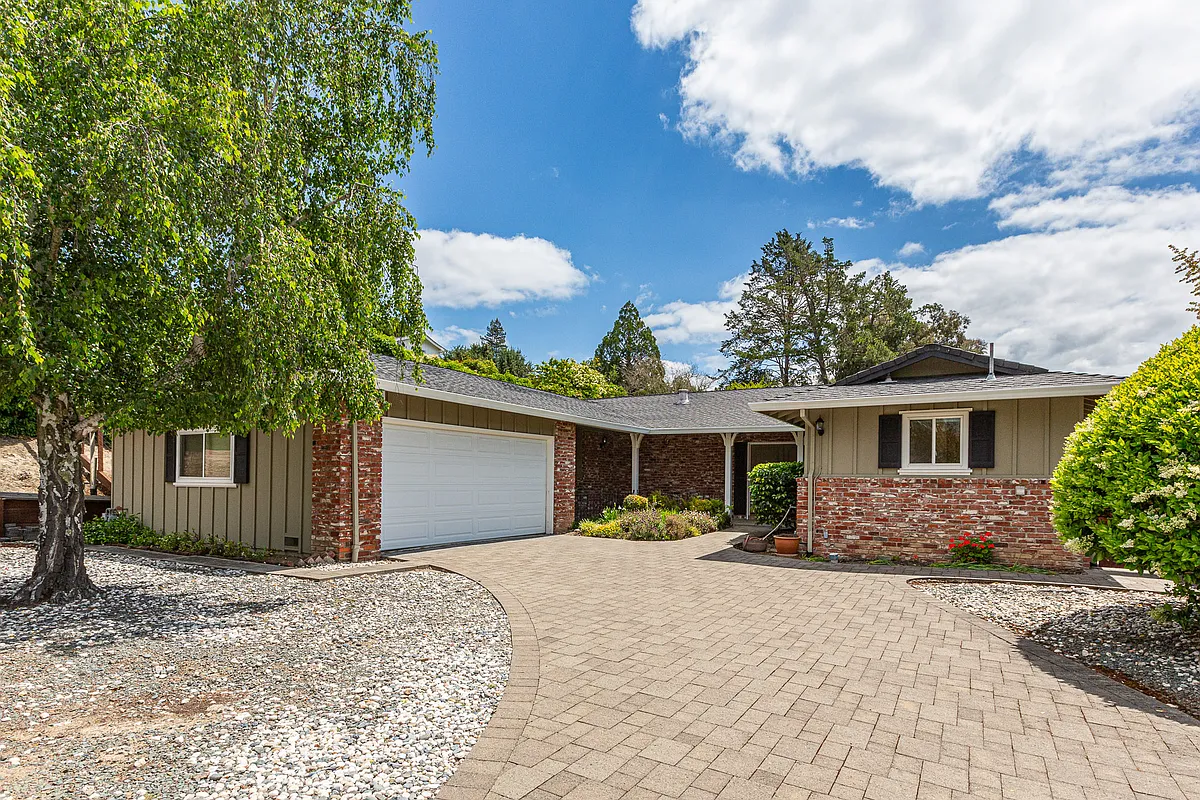 Building Photo - 31 Eastwood Dr