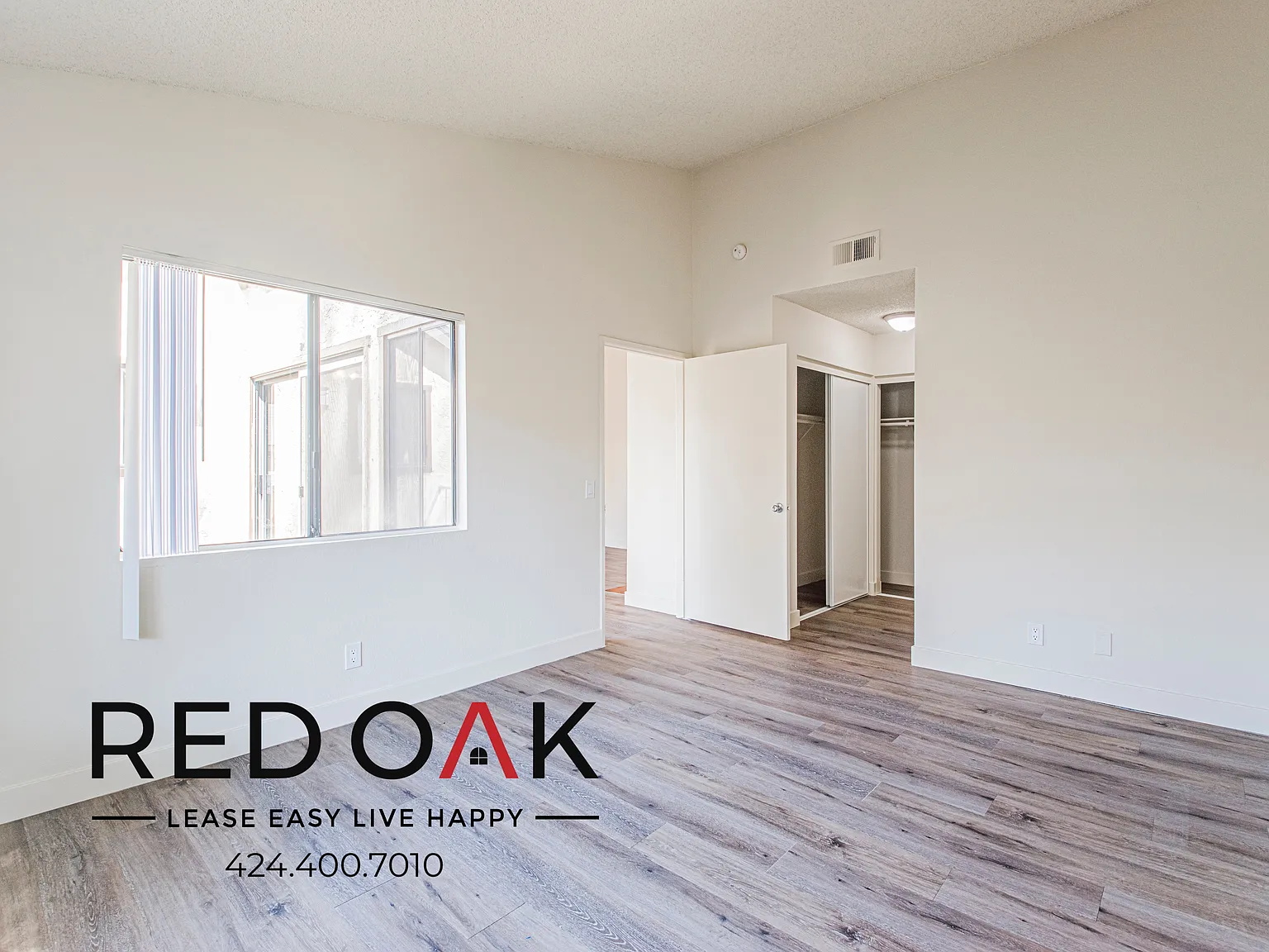 Incredible One Bedroom with Vaulted Ceilings, Fireplace, Private Balcony, Pool, and Included Park... — Photo 4