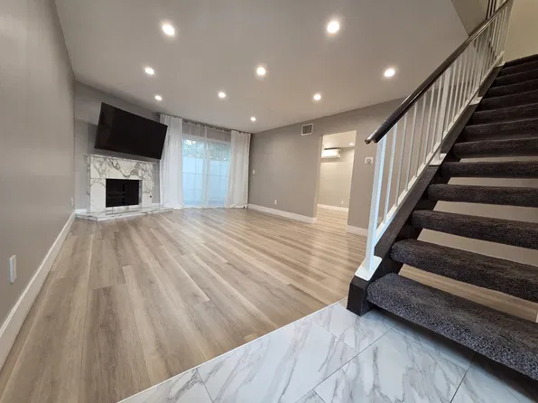 18319 Collins St APT 2, Tarzana, CA 91356