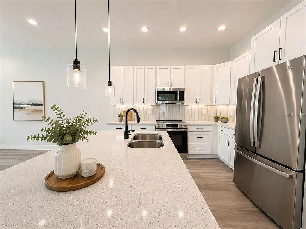 3 bed, 2.0 bath, 1299 sqft, $2,000 — Photo 4