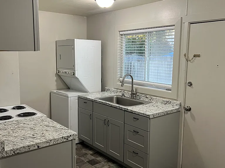 243 Marion Ln #B — Photo 7