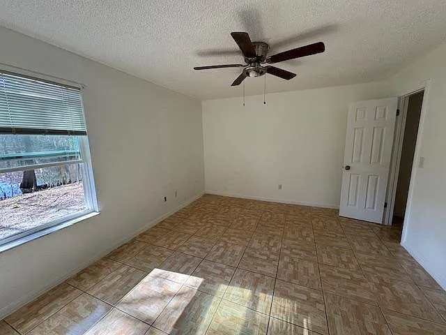2 bed, 1054 sqft, $1,550 — Photo 2