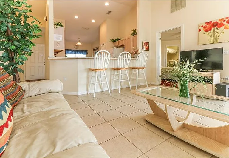 vaulted ceilings in the living room. Breakfast Bar