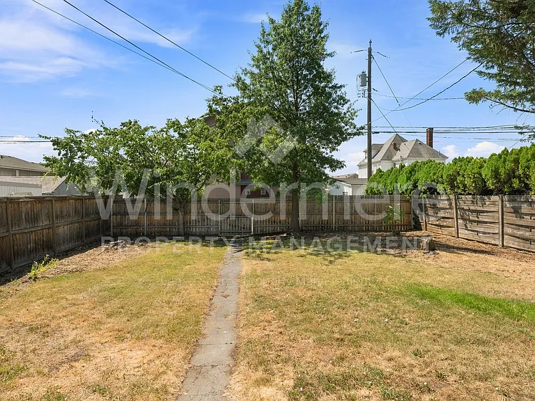 914 E Indiana Ave — Photo 32