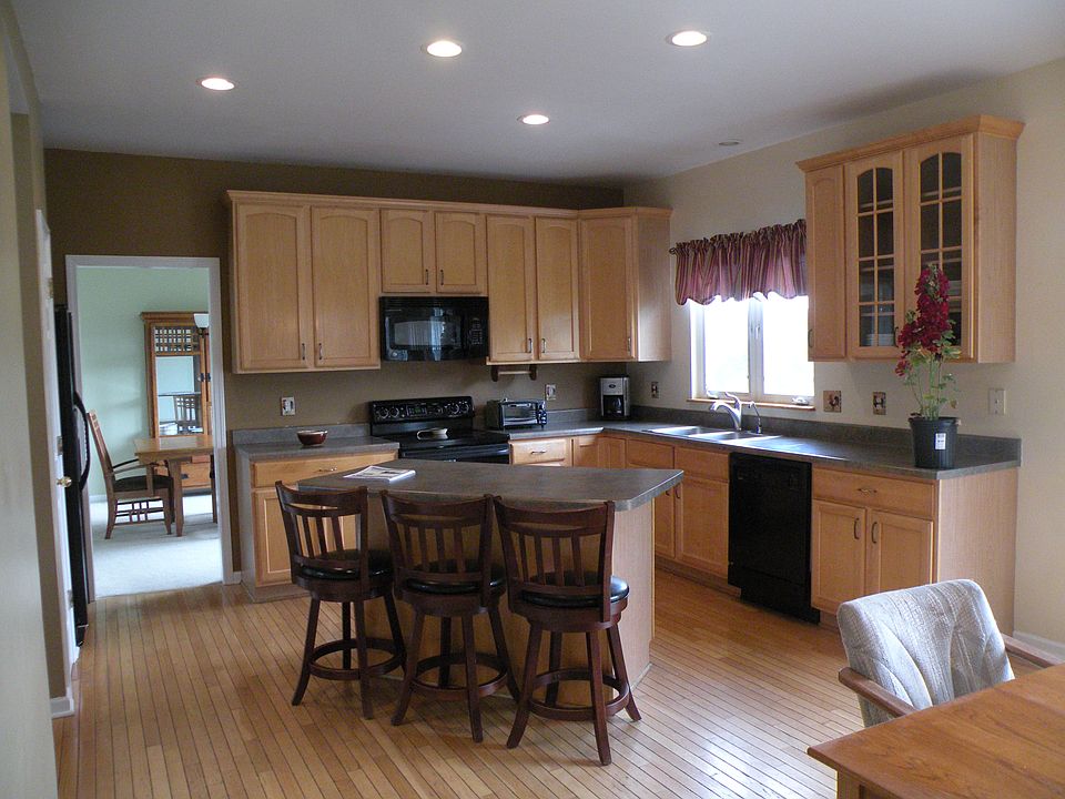 Kitchen w/center isle