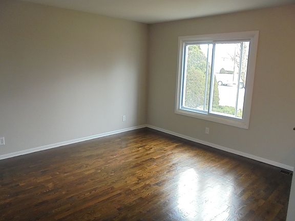 2nd image of 226 Beaconridge Dr