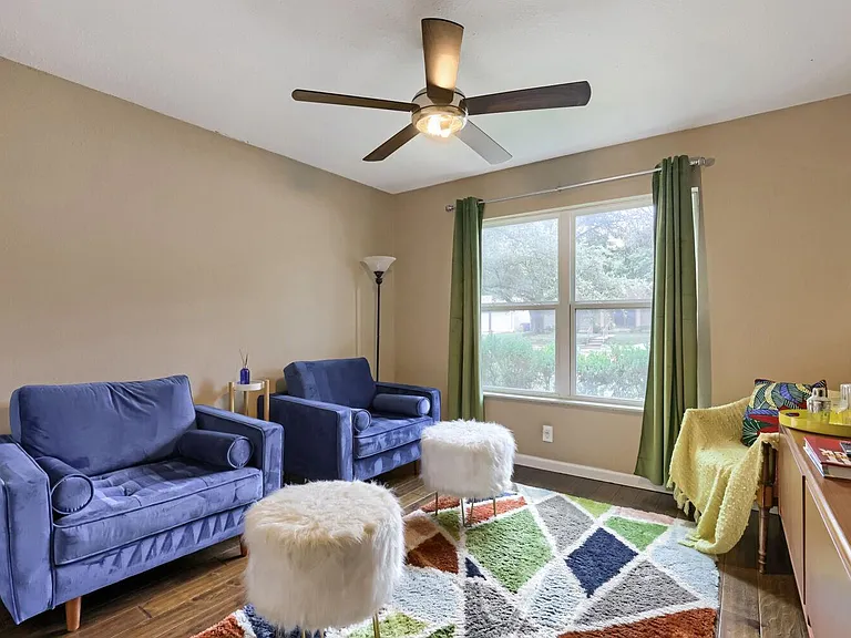 2606 Loyola Ln — Photo 8