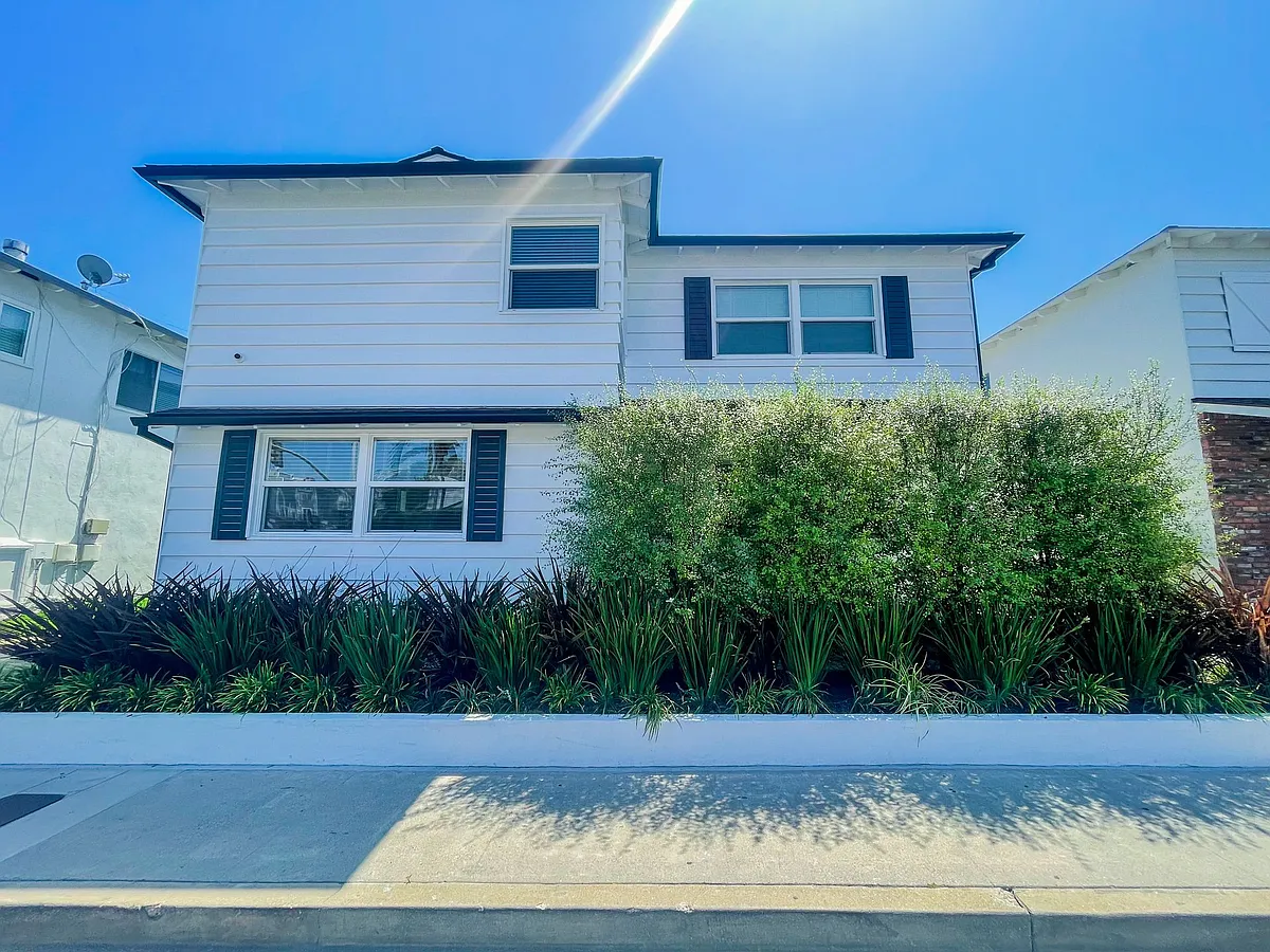 Building Photo - 1250 Manhattan Beach Blvd
