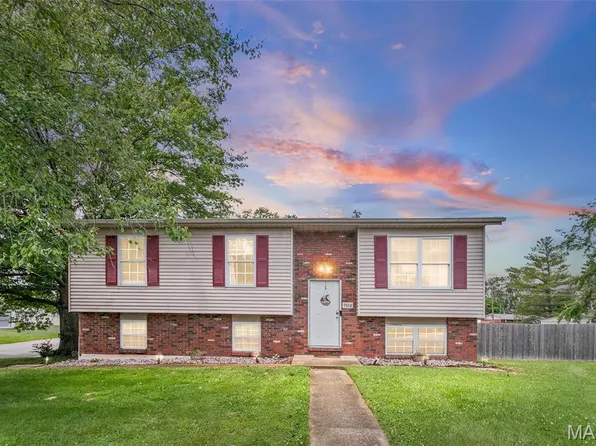 7800 Chuck Ct, Godfrey, IL 62035