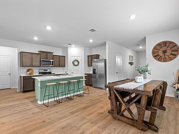 3rd image of 919 Sunrise Ln