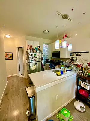2nd image of 264 Linden St APT 2A