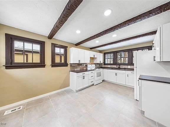 5th image of 19051 Upper Valley Dr
