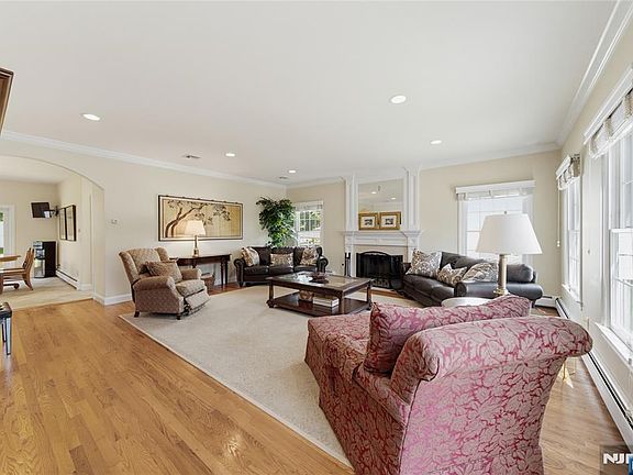 4th image of 52 Robinhood Avenue