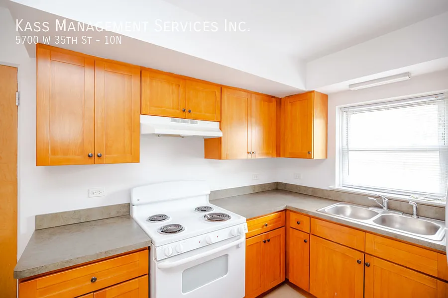 Great Cicero 1 Bed w/Heat, Hdwd FLoors & Appliances — Photo 4