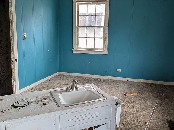 3rd image of 215 Robertson Ln