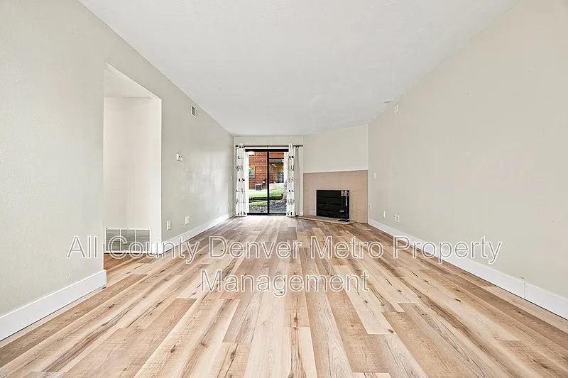 2 bed, 1.0 bath, 971 sqft, $1,745 — Photo 3