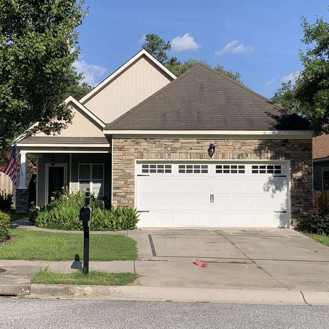 Fresh 3 Bedroom 2 Bath Home with 2 Car Garage — Photo 1