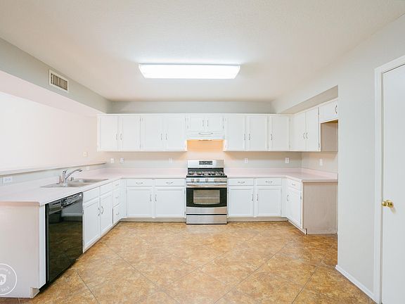 3rd image of 9952 N 76th Ln