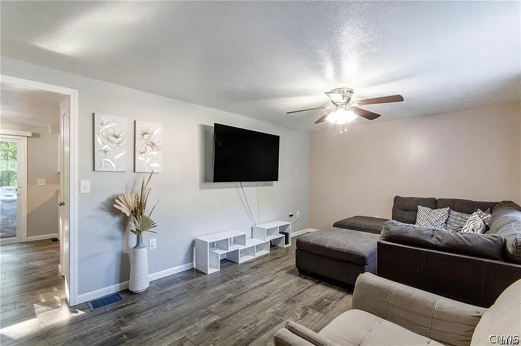 3 bed, 1.0 bath, 1008 sqft, $1,650 — Photo 3