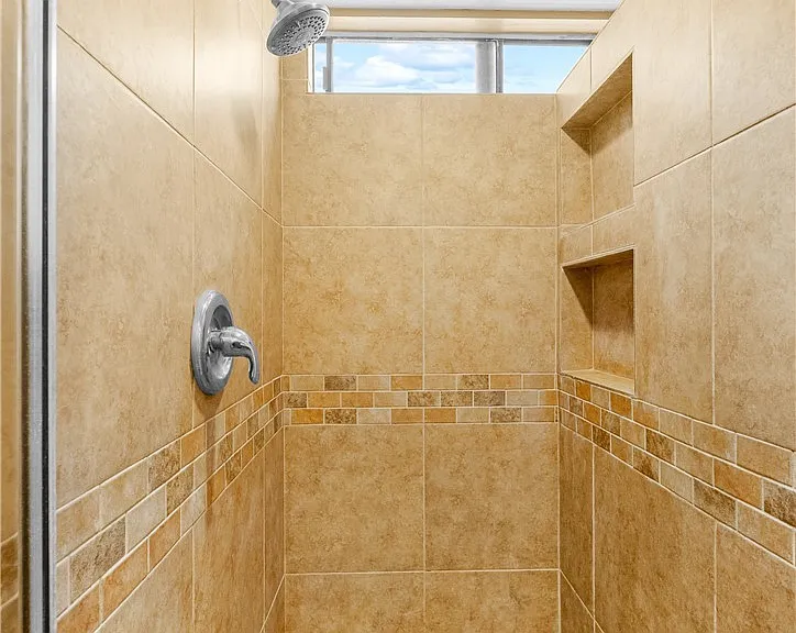 1407 Lakeside Ln — Photo 12
