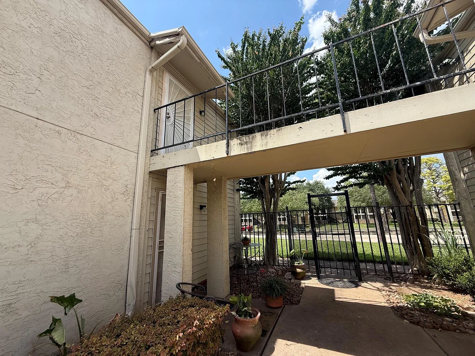1 bed, 1.0 bath, 690 sqft, $1,000 — Photo 1