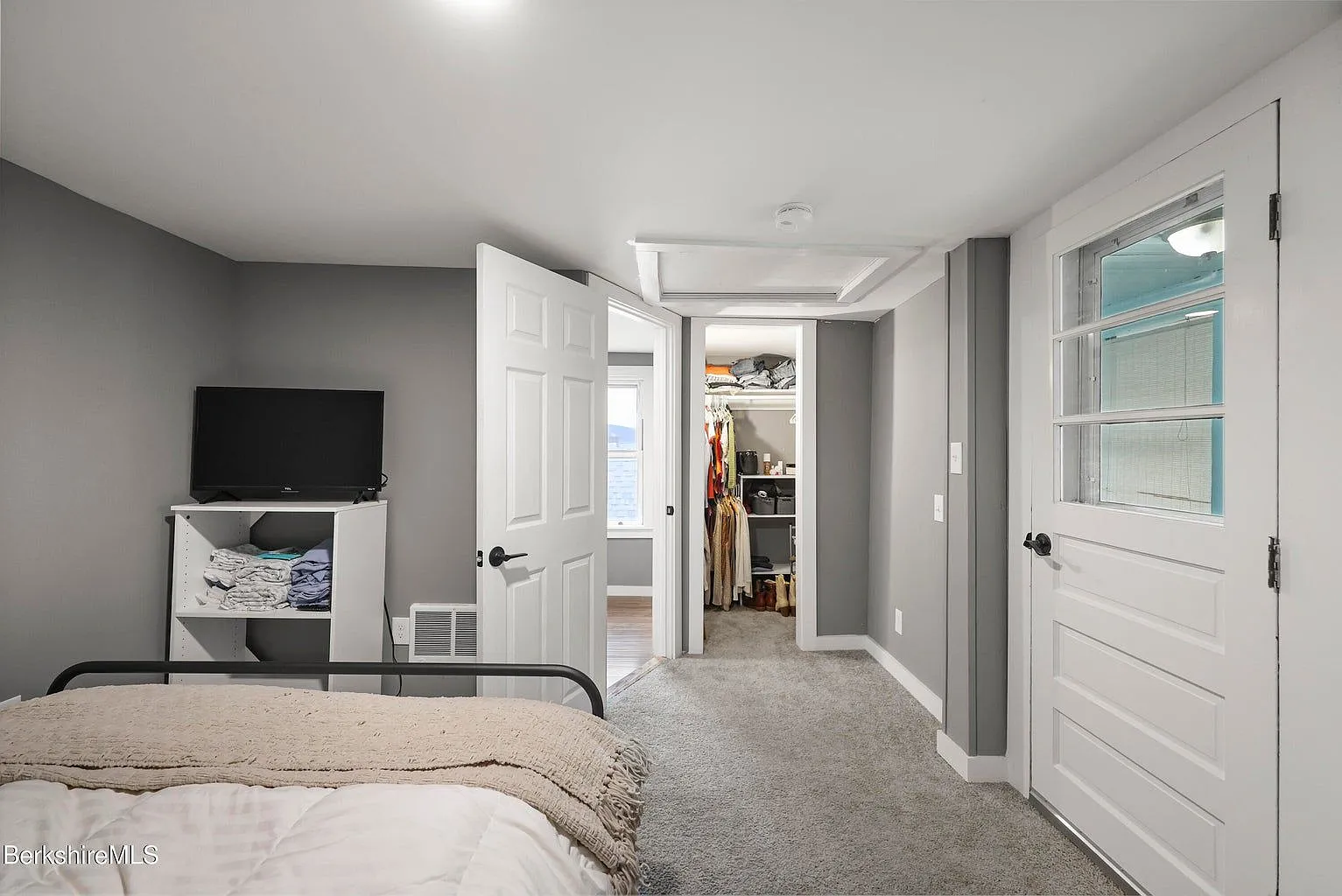 3 bed, 2.0 bath, 1200 sqft, $2,100 — Photo 4