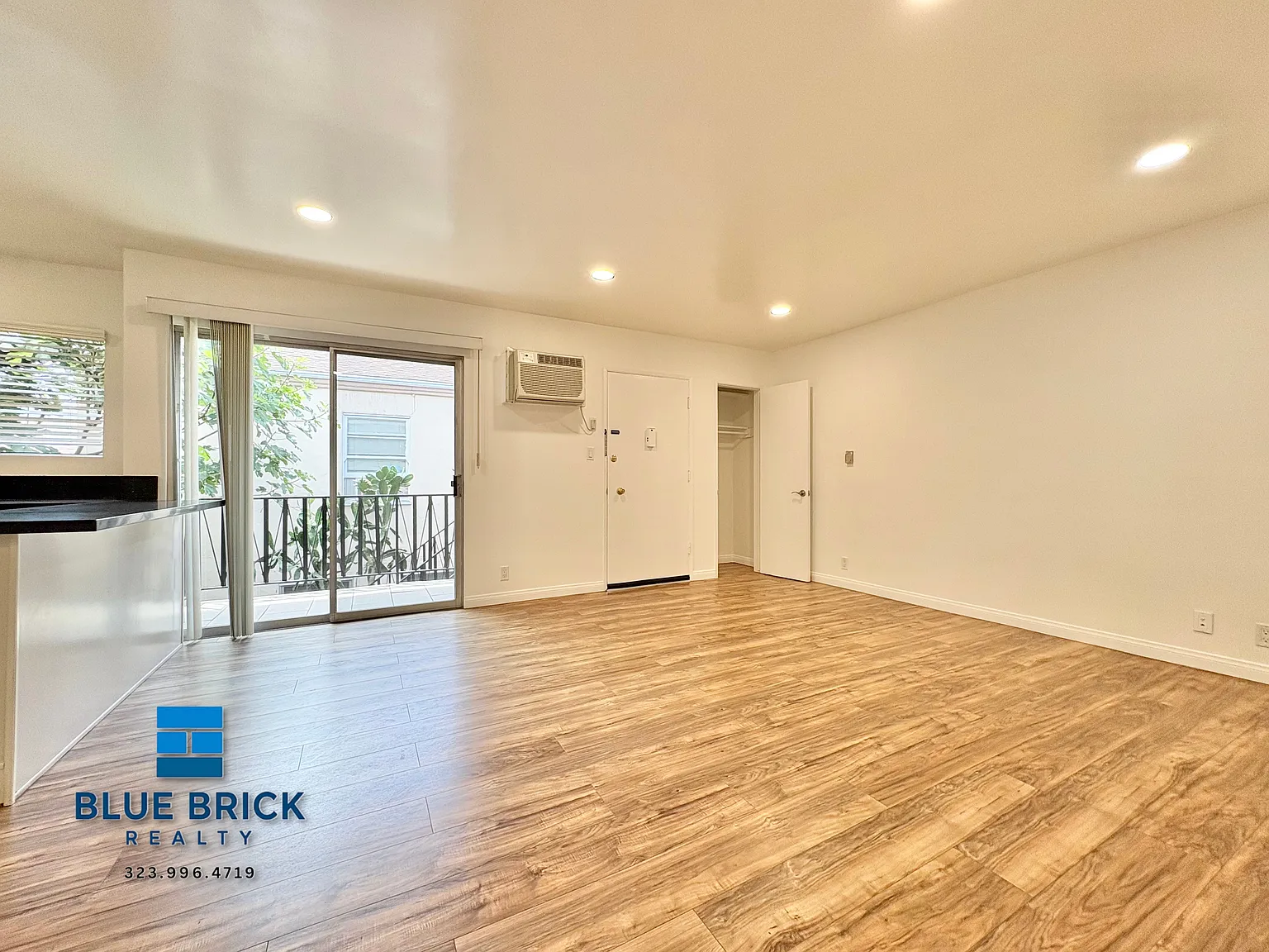 Desirable 2-Bedroom with Private Balcony Near Beverly Grove — Photo 2