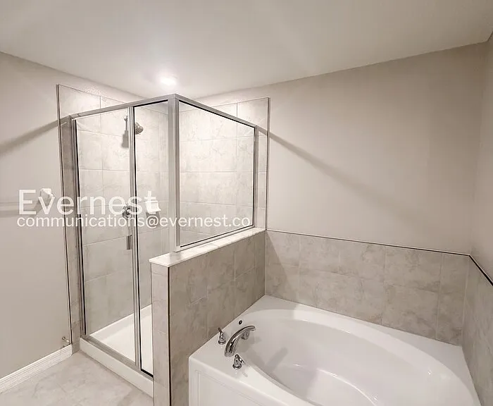 946 Royal Empress Dr — Photo 12