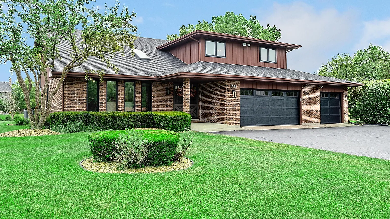 1233 Emerald Dr photo 1