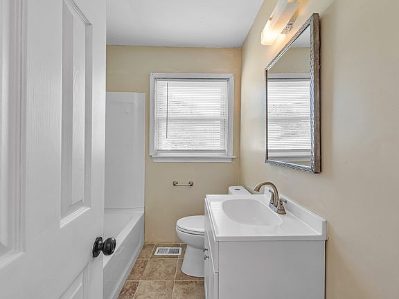 3rd image of 104 Twin Oaks Dr