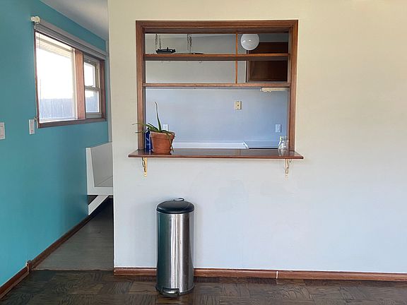 Dining w/ view to kitchen