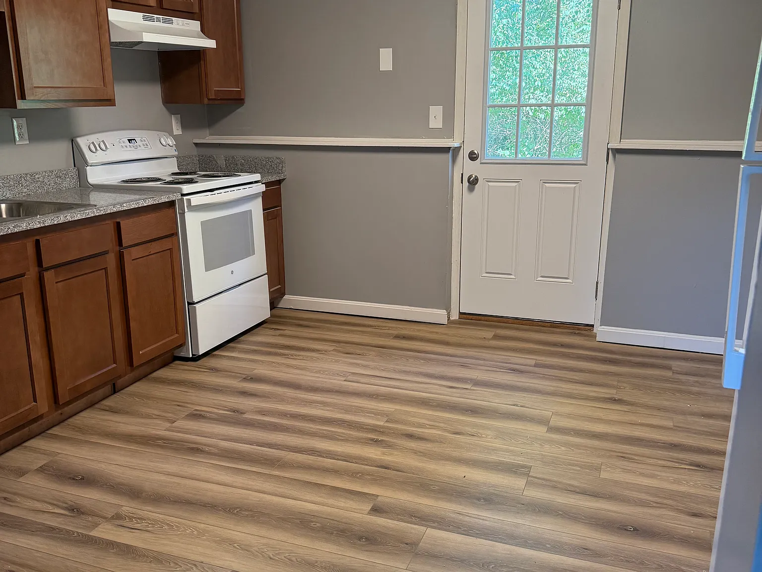 3 bed, 1.5 bath, $1,595 — Photo 2