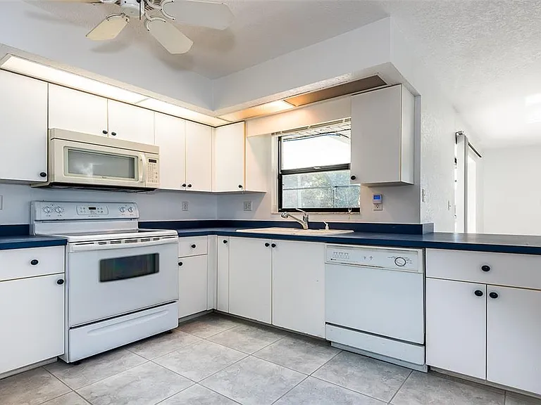 838 Jarvis St — Photo 13
