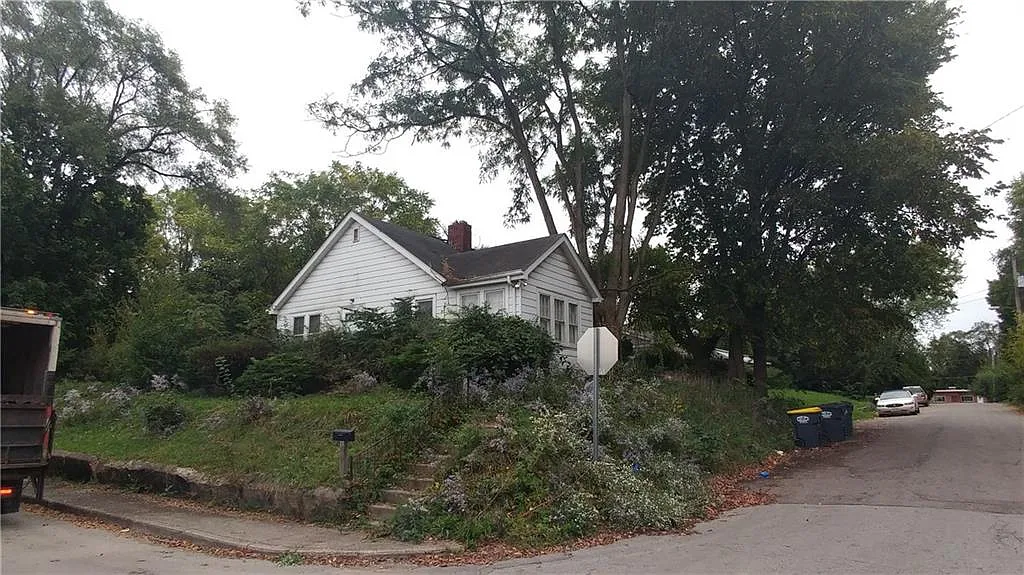 1327 W 11th St photo 1