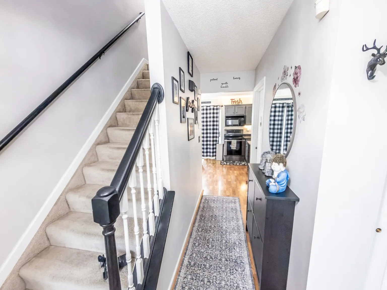 3 bed, 2.5 bath, 1740 sqft, $3,200 — Photo 2