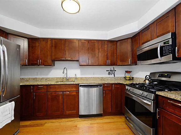 3rd image of 809 22nd St APT 504