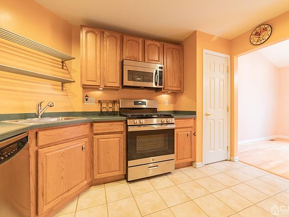 5th image of 32 Hanna Ln