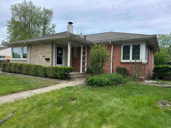1821 Rockne Dr, South Bend, IN 46617