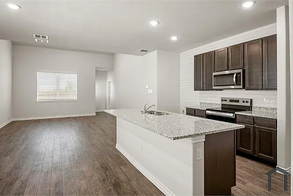 4 bed, 2100 sqft, $3,500 — Photo 3