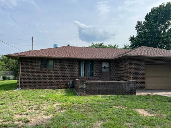 305A Hemlock St, Hutchinson, KS 67502