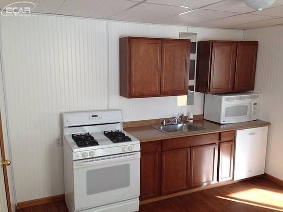 4th image of 1081 E Pine Ave