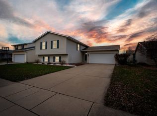 2813 Rocksbury Dr, Bloomington, IL 61705